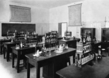 Laboratório de Química do Liceu Sá da Bandeira (Parque Escolar, 2010, p. 168)